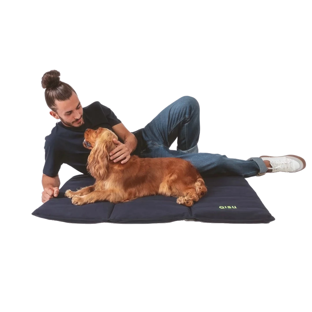Lit pour chien Nomad Bed avec homme et chien, confortable et écoresponsable, fabriqué en Espagne, adapté intérieur et extérieur.