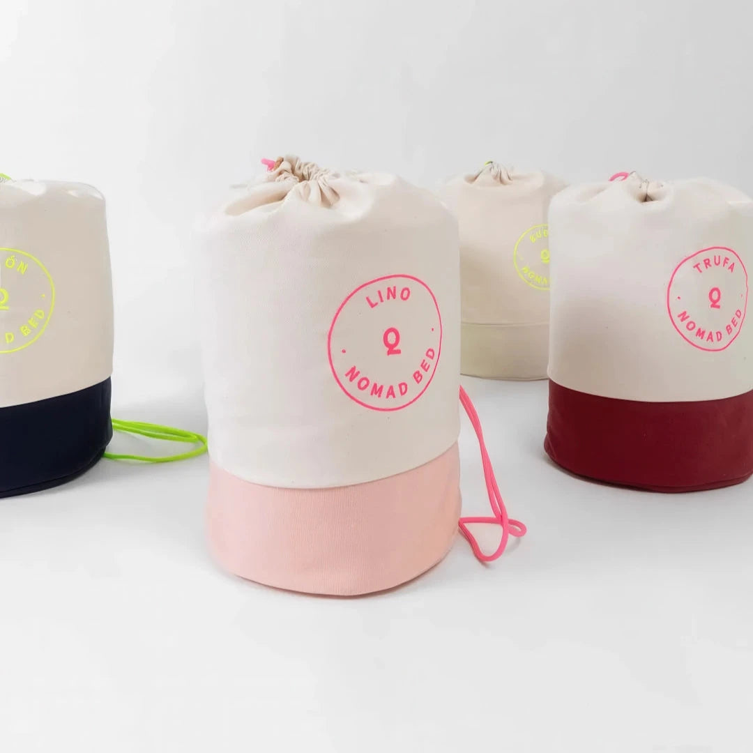 Sacs de transport pour lits pour chien Nomad Bed, écoresponsables et fabriqués en matériaux recyclés, disponibles en plusieurs couleurs.