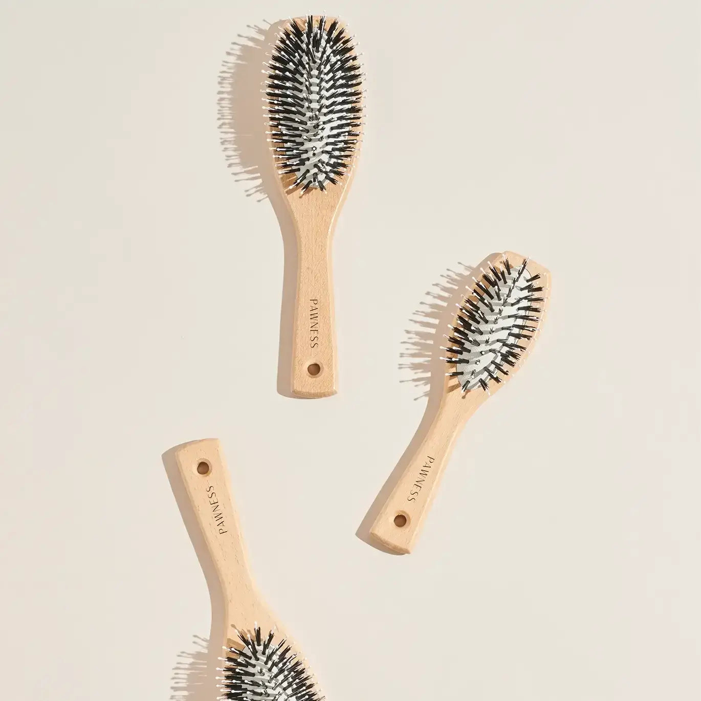 Brosses en bois de hêtre vegan avec épingles en nylon pour chien, idéales pour démêler et lisser le pelage, respectueuses de l'environnement.